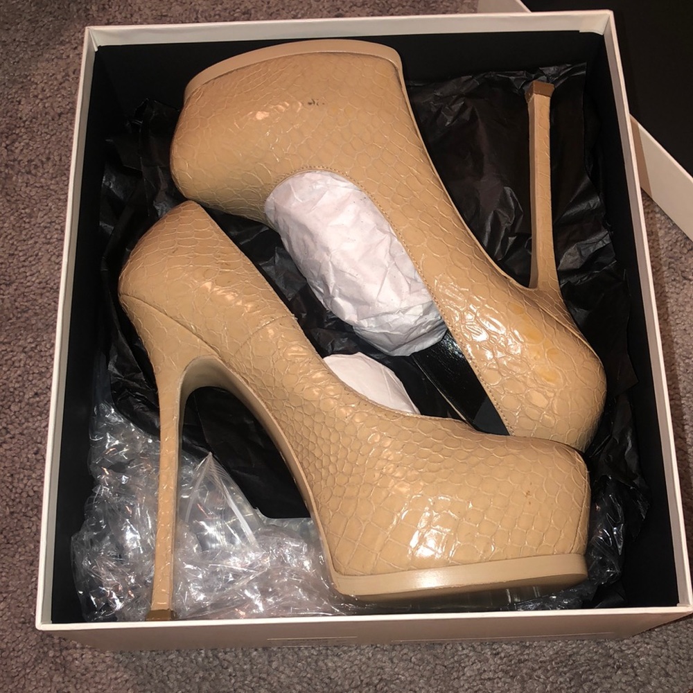 Yves Saint Laurent nude tribute two pumps